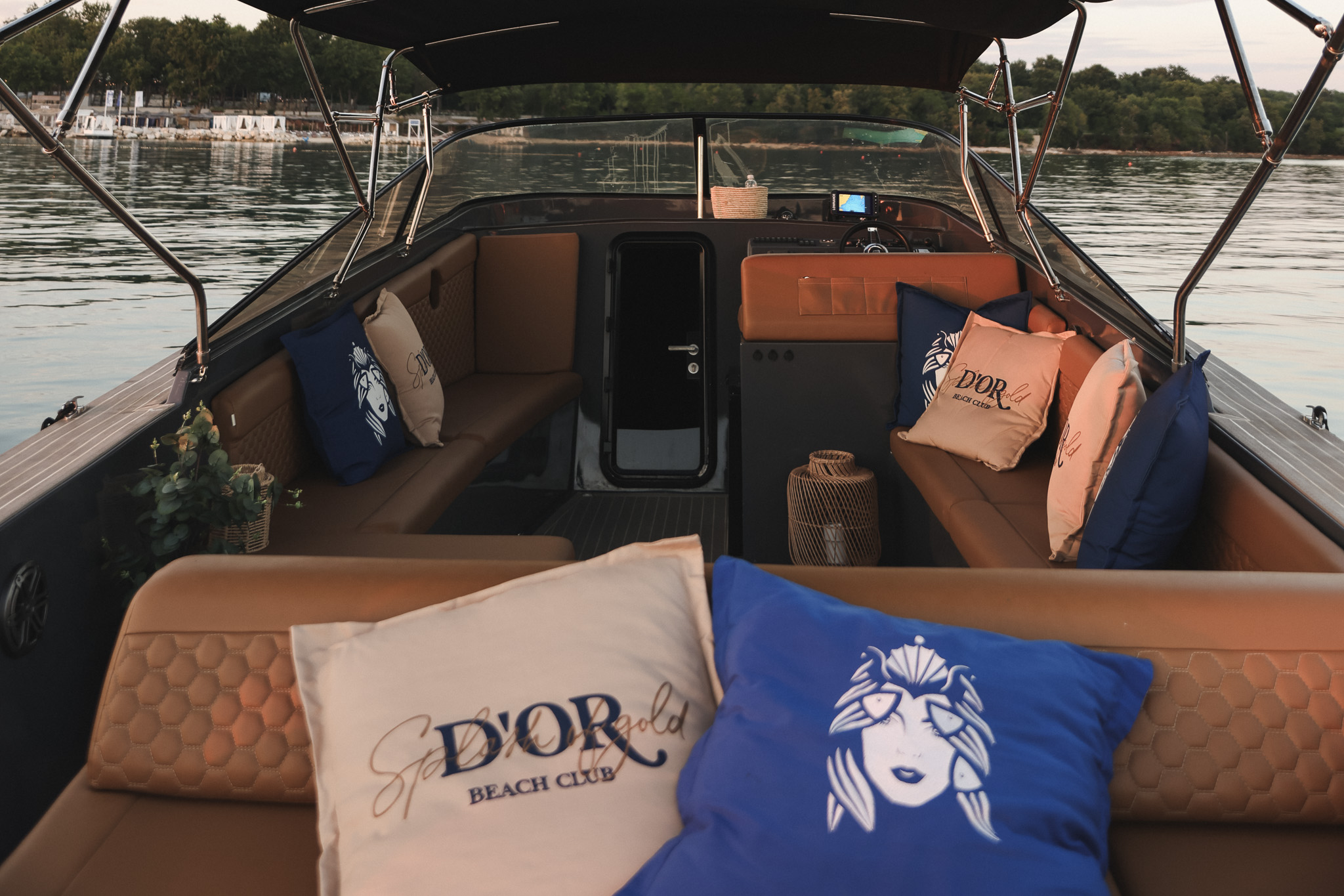 FELIX33 private boat seating and interior